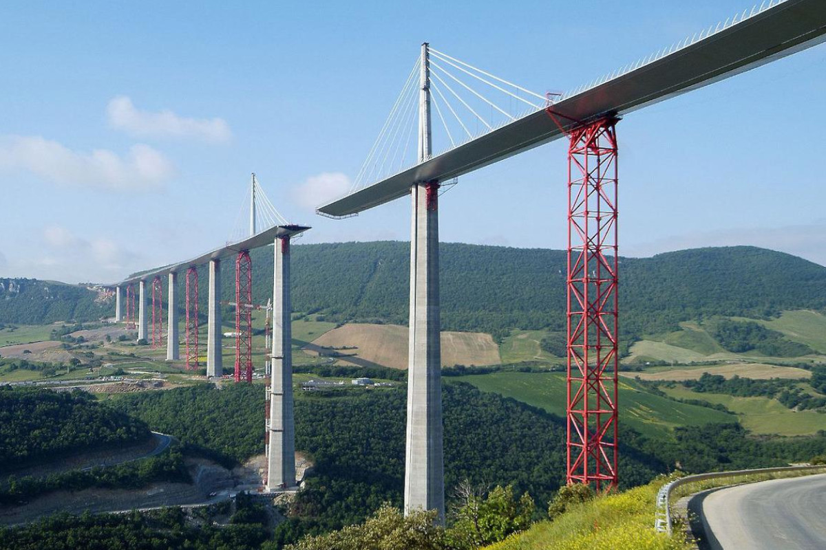 Millau Viaduct steel deck construction and launching supports